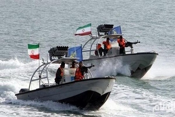 إيران تفاجئ الخليج الفارسي بزوارق قتالية