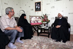 روحانی درگذشت مادر شهیدان زفرقندی را تسلیت گفت