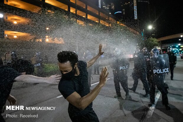 US police force turn to violence against protesters 