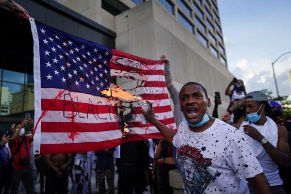 کاخ سفید در محاصره آتش/ استفاده از گارد ملی برای سرکوب اعتراضات