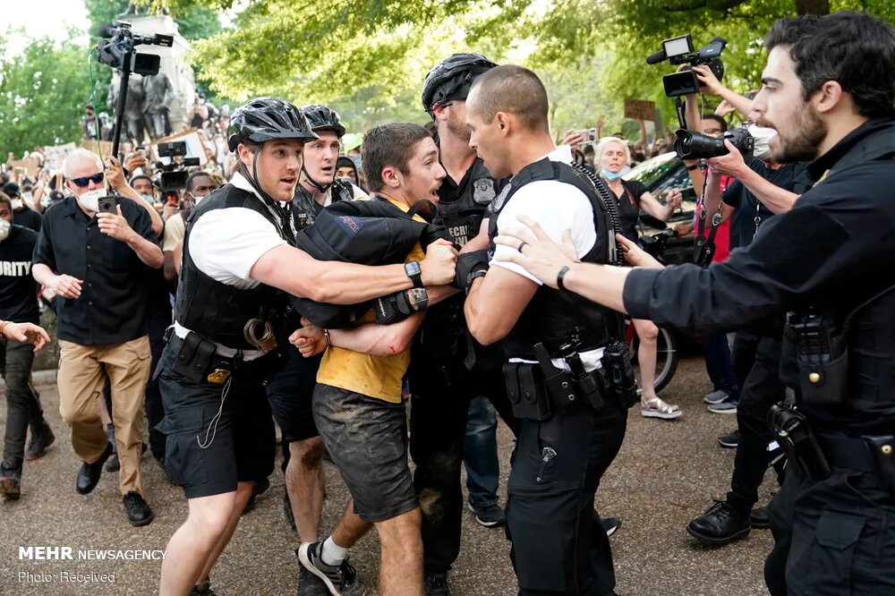 US police force turn to violence against protesters 