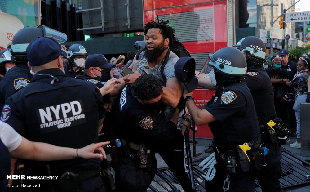 US police force turn to violence against protesters 