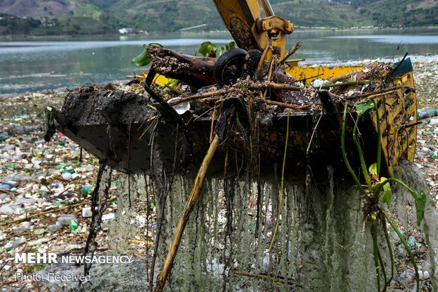 جمع‌آوری زباله‌های شناور در دریاچه "آتیتلان" گواتمالا