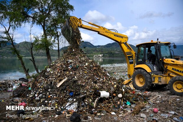 جمع‌آوری زباله‌های شناور در دریاچه "آتیتلان" گواتمالا
