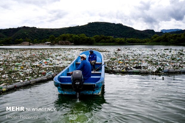 جمع‌آوری زباله‌های شناور در دریاچه "آتیتلان" گواتمالا