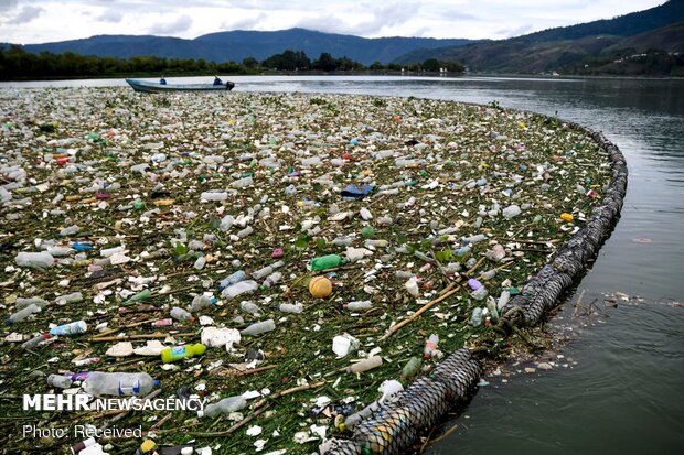 جمع‌آوری زباله‌های شناور در دریاچه "آتیتلان" گواتمالا