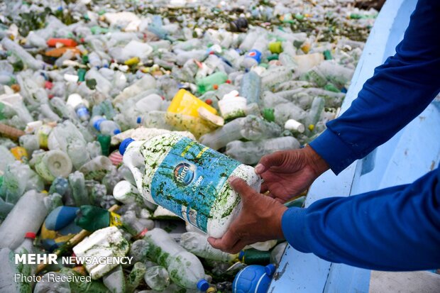 جمع‌آوری زباله‌های شناور در دریاچه "آتیتلان" گواتمالا