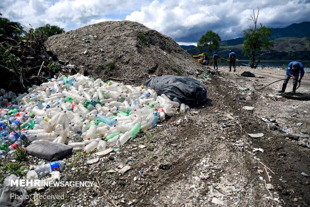 جمع‌آوری زباله‌های شناور در دریاچه "آتیتلان" گواتمالا