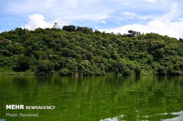 جمع‌آوری زباله‌های شناور در دریاچه "آتیتلان" گواتمالا