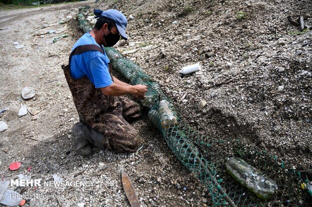جمع‌آوری زباله‌های شناور در دریاچه "آتیتلان" گواتمالا