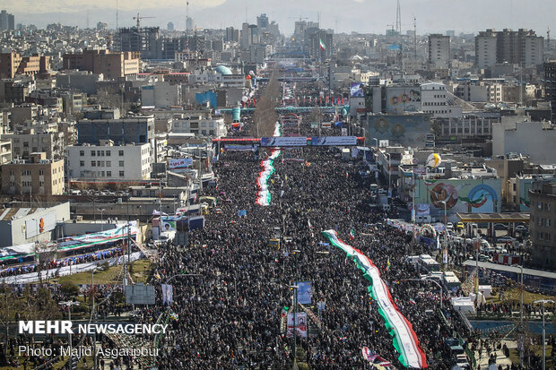 پرشورتر شدن راهپیمایی پیروزی انقلاب 