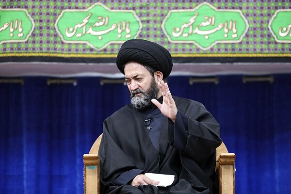 حرکت امام خمینی(ره) نوری در جهان ظلمت ایجاد کرد