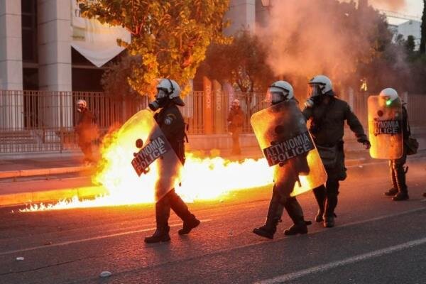 تظاهرات گسترده معترضان در مقابل سفارت آمریکا در آتن