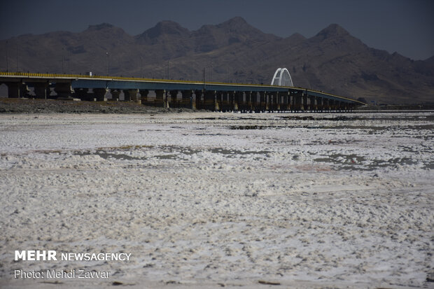 ۹۵ درصد آب دریاچه ارومیه خشک شد/دولت مصمم به احیای دریاچه است