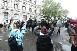 لندن میں شہریوں کا حکومت کے خلاف انوکھا مظاہرہ