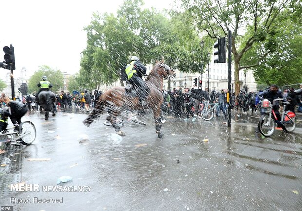 حمله وحشیانه پلیس اسب‌سوار لندن به تجمع مردم