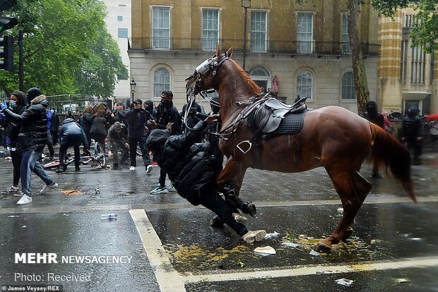 حمله وحشیانه پلیس اسب‌سوار لندن به تجمع مردم