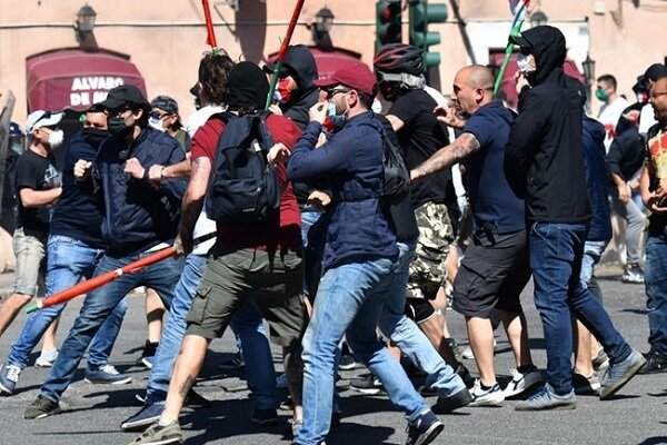 حمله پلیس انگلیس به معترضان نژادپرستی/ استفاده از گاز اشک آور