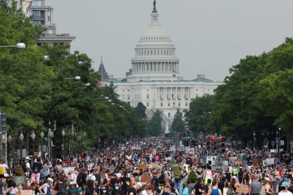 خروش ملت آمریکا علیه دولت نژادپرست/ ۱۰ هزار نفر به خیابان‌های پایتخت آمدند