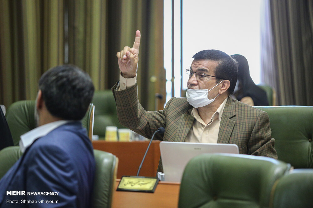 شهردار تهران نسبت به اصلاح ساختار شهرداری اقدام کند