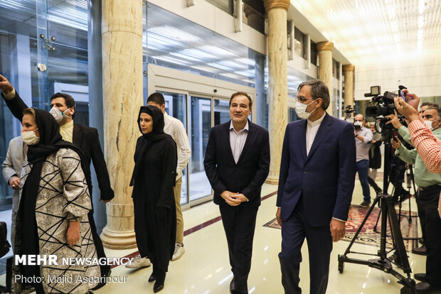 Iranian physician Taheri returns home