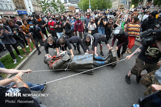 Toppling symbol of slavery in Bristol, England