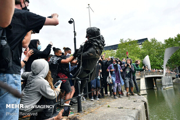 Toppling symbol of slavery in Bristol, England