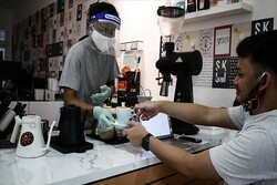انڈونیشیا میں  ماسک نہ پہننے پر قبر کھودنے کی سزا