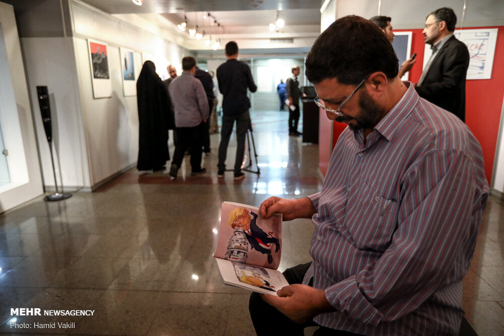 إفتتاح معرض "لا استطیع التنفس" فی طهران 