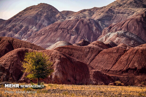 Mahneshan Colored Mountains with spectacular scenery 