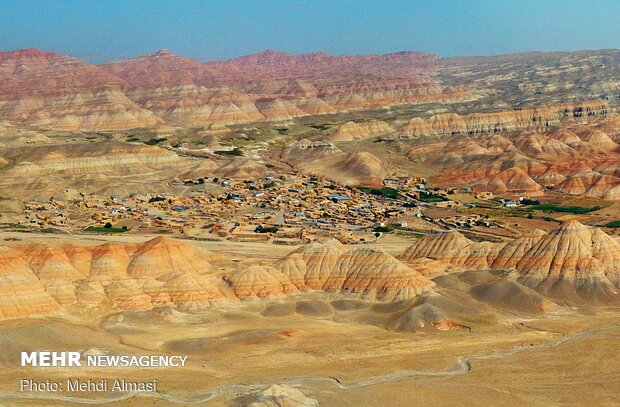 Mahneshan Colored Mountains with spectacular scenery 