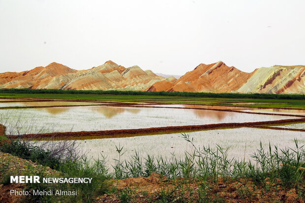 Mahneshan Colored Mountains with spectacular scenery 