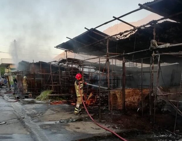 آتش سوزی در بازار گل امام رضا/ ۳۲ غرفه دچار حریق شدند