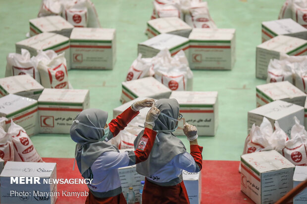 آماده سازی ۲۰۰۰ بسته معیشتی توسط هلال احمر