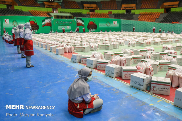 آماده سازی ۲۰۰۰ بسته معیشتی توسط هلال احمر