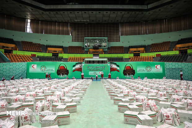 آماده سازی ۲۰۰۰ بسته معیشتی توسط هلال احمر