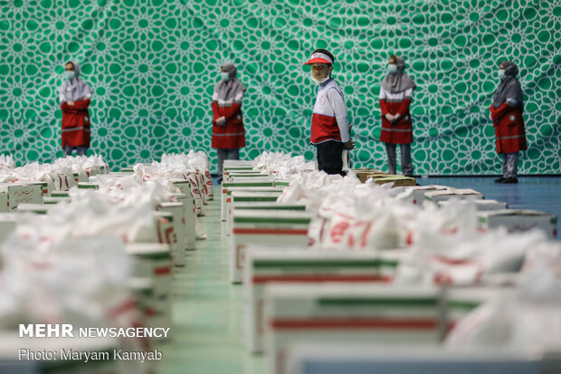 آماده سازی ۲۰۰۰ بسته معیشتی توسط هلال احمر