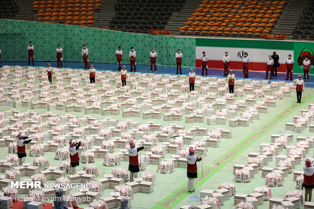 آماده سازی ۲۰۰۰ بسته معیشتی توسط هلال احمر