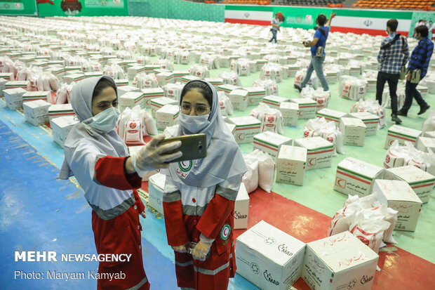 آماده سازی ۲۰۰۰ بسته معیشتی توسط هلال احمر