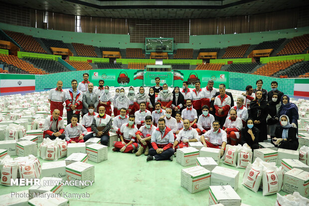 آماده سازی ۲۰۰۰ بسته معیشتی توسط هلال احمر