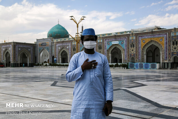 Pilgrims visiting Imam Reza holy shrine preserving anti-coronavirus protocols