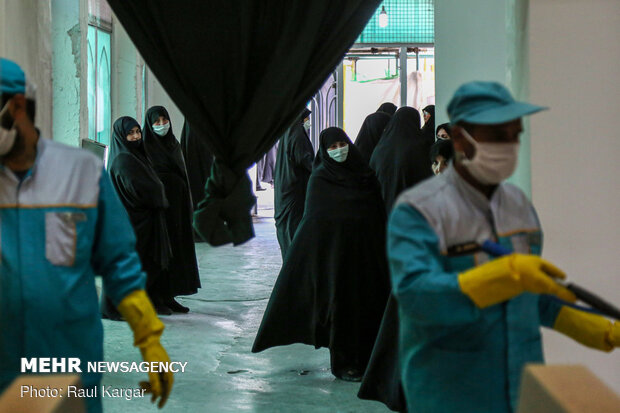 Pilgrims visiting Imam Reza holy shrine preserving anti-coronavirus protocols