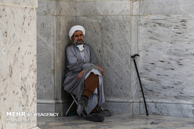 Pilgrims visiting Imam Reza holy shrine preserving anti-coronavirus protocols