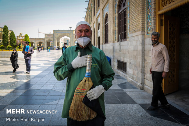 Pilgrims visiting Imam Reza holy shrine preserving anti-coronavirus protocols