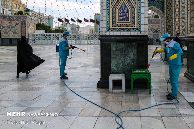 Pilgrims visiting Imam Reza holy shrine preserving anti-coronavirus protocols