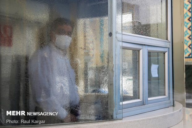 Pilgrims visiting Imam Reza holy shrine preserving anti-coronavirus protocols