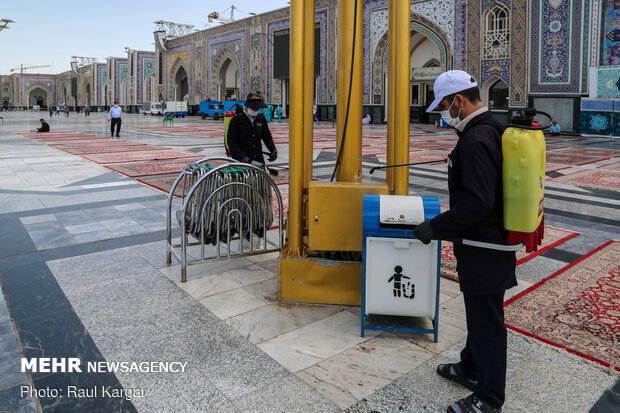 Pilgrims visiting Imam Reza holy shrine preserving anti-coronavirus protocols