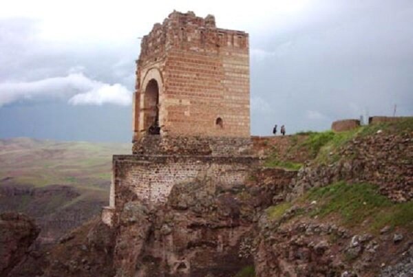 زیبایی‌های قلعه «ضحاک» هشترود تخت‌جمشید در آذربایجان‌شرقی