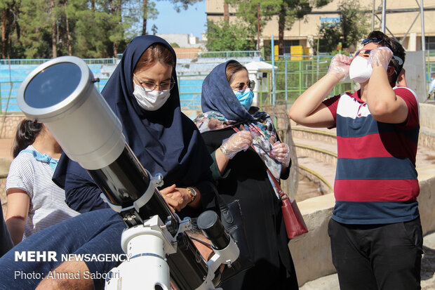 Observing last solar eclipse of century in Iran’s provinces 