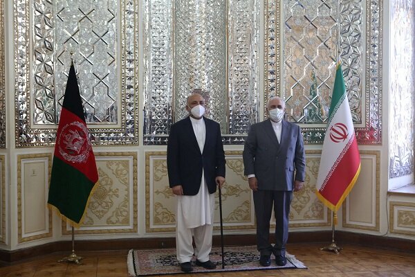 ظريف وأتمر يشددان على ضرورة تنمية العلاقات بين طهران وكابول